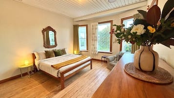 4 bedrooms, desk, iron/ironing board, travel cot