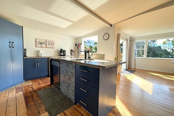 * FULL KITCHEN Appliances: Fridge/Freezer, Oven, Induction Hob, Range Hood, Dishwasher, Food Processor, Electric Skillet, Microwave, Electric Kettle, 4-Slice Toaster Amenities: Frying Pans & Saucepans (sized S,M,L), Chefâs Knife Set, Mixing Bowls, Colande