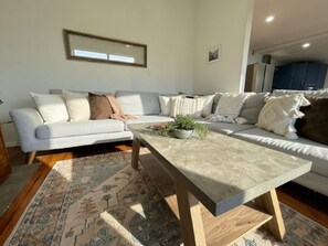 Una sala de estar con un sofá, una mesa de centro y una alfombra.
