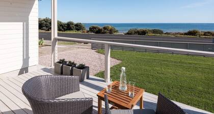 Penguin Beach House - STUNNING OCEAN VIEWS. 4 minute walk into heart of town.