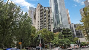 A city street with tall buildings, traffic lights, and a no parking sign. - Evi-3B2B Free Parking! Walk to Casino! Sleeps 8! (Southbank)