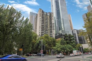 A city street with tall buildings, traffic lights, and a no parking sign. - Evi-3B2B Free Parking! Walk to Casino! Sleeps 8! (Southbank)