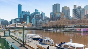 A city skyline with modern buildings, a river, and a bridge. - Evi-3B2B Free Parking! Walk to Casino! Sleeps 8! (Southbank)