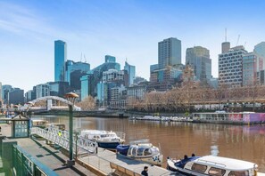 A city skyline with modern buildings, a river, and a bridge. - Evi-3B2B Free Parking! Walk to Casino! Sleeps 8! (Southbank)