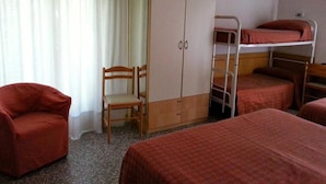 A room with bunk beds, a wardrobe, a chair, and a desk. - Hotel San Remo (Riccione)