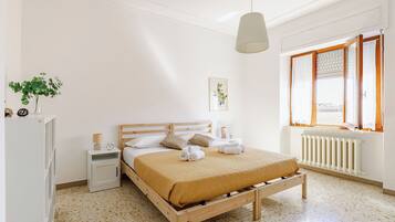 Travel cot, free WiFi