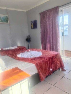 9 bedrooms, iron/ironing board, WiFi, bed sheets - Affordable guest house in Goodwood for your Crew or family. (Cape Town)