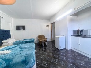 9 bedrooms, iron/ironing board, WiFi, bed sheets - Affordable guest house in Goodwood for your Crew or family. (Cape Town)