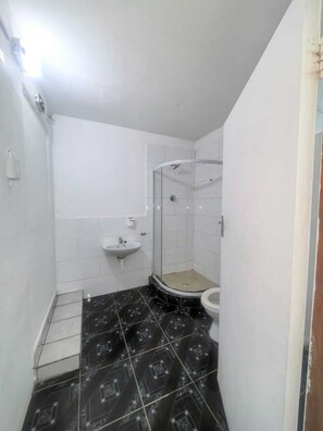 Shower, hair dryer, bidet, towels - Affordable guest house in Goodwood for your Crew or family. (Cape Town)