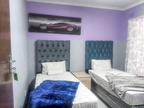9 bedrooms, iron/ironing board, WiFi, bed sheets - Affordable guest house in Goodwood for your Crew or family. (Cape Town)