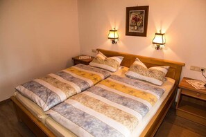 Internet, bed sheets - Vacation apartment Zellerberg 45 sqm, balcony, kitchenette, 1 bedroom, 1 bed-sitting room (Ruhpolding)