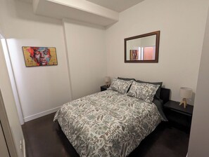 Tabla de planchar con plancha, wifi y ropa de cama 