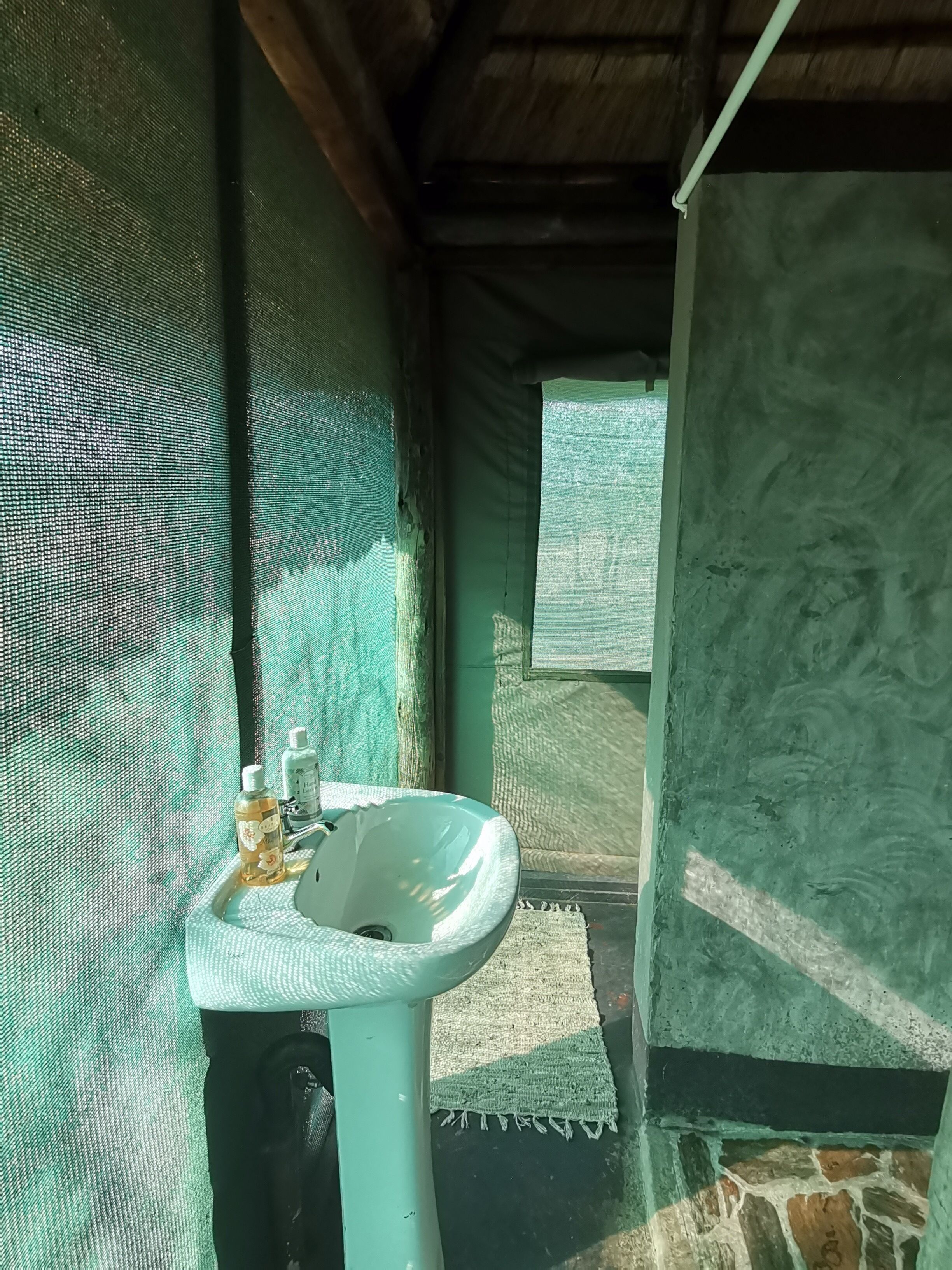 Ein Badezimmer mit Waschbecken, Spiegel und Fenster.