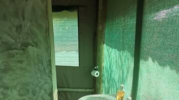 Habitación doble | Baño | Ducha, toallas, jabón y champú