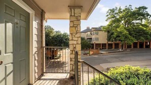 Property grounds - Walk to UT Austin - 6 Min to Downtown (Austin)