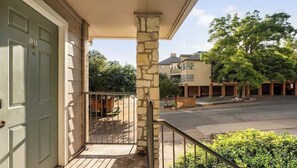 Property grounds - Walk to UT Austin - 6 Min to Downtown (Austin)