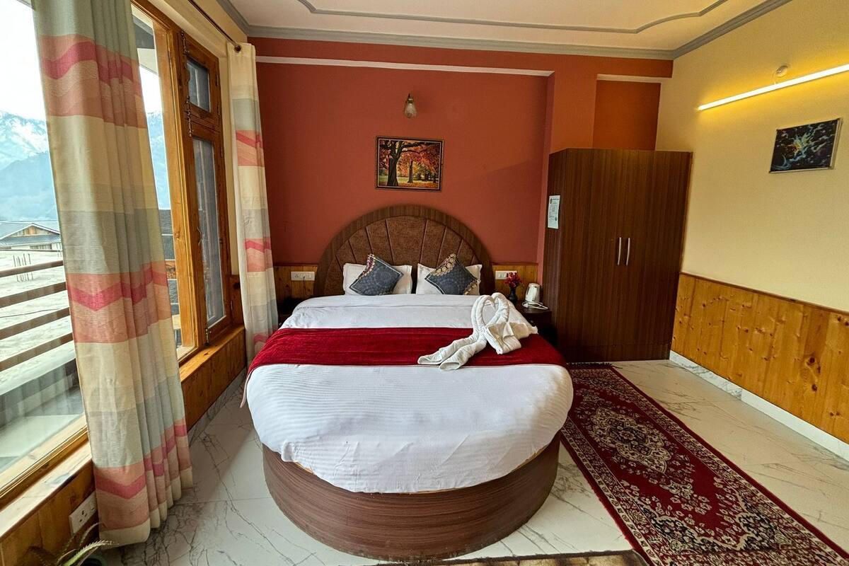 The Sunrise Room | Free WiFi