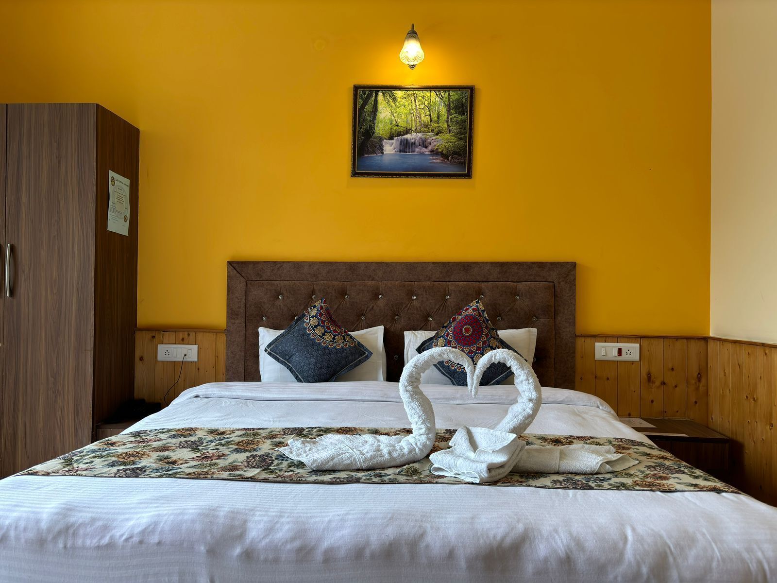 The Yellow Room | Free WiFi