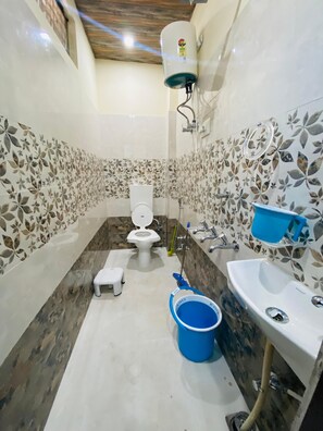 Deluxe Double Room | Bathroom | Shower, free toiletries, towels, soap - Krishna Paradise (Jahazpur)