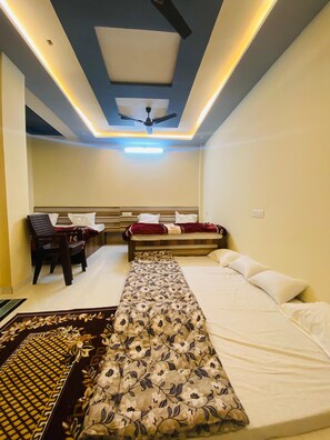 Desk, laptop workspace, free WiFi - Krishna Paradise (Jahazpur)