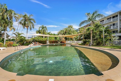 Calm Cove - Poolside Living near Palm Cove Beach
