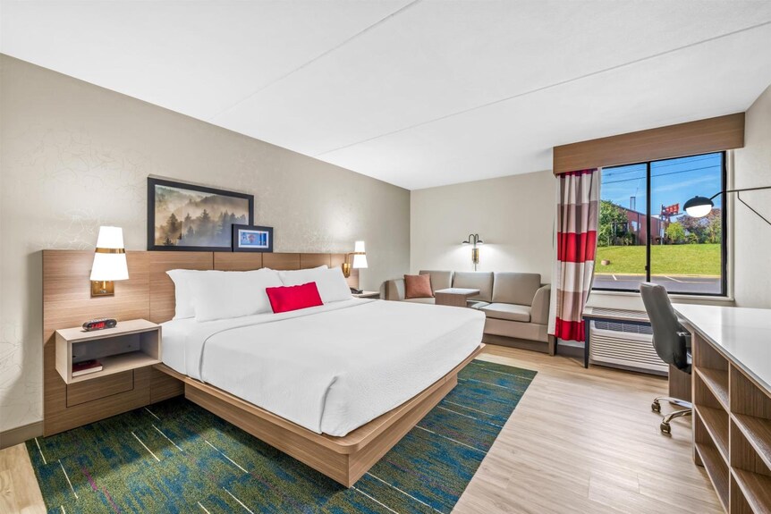 Pet-friendly King Room | Close To Carolina Balloon Fest Grounds 3 Mi Away - Lake Norman, NC