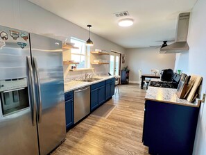 Private kitchen - PRIVATE POOL getaway, delightful 3-bedroom home with in Mineral Wells (Mineral Wells)