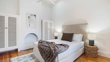 4 bedrooms, desk, iron/ironing board, WiFi