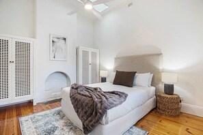 Desk, iron/ironing board, WiFi, bed sheets - Little Bird Port Elliot, Walk to Beaches & Cafes (Port Elliot)