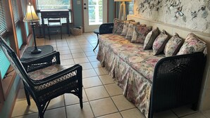 A room with a sofa, two chairs, a dining table, and a lamp. - 2-bedroom house in tranquil Grapeview perfect for relaxing getaways (Grapeview)