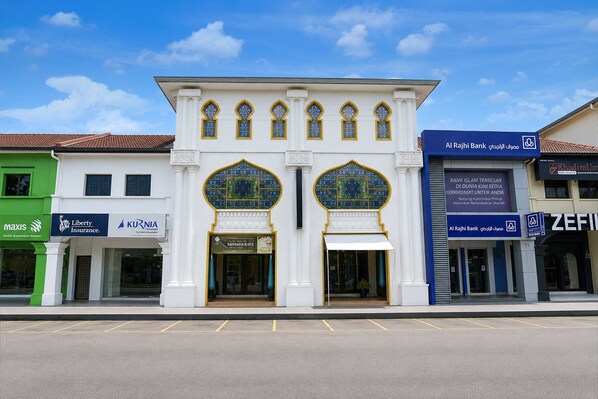 A building with a white facade and blue signage for Al Rajhi Bank. - Palette - Near Amanjaya Mall Formerly El-Zahraa (Sungai Petani)