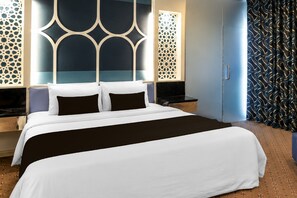 Deluxe King | Desk, free WiFi, bed sheets - Palette - Near Amanjaya Mall Formerly El-Zahraa (Sungai Petani)