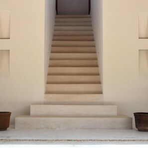 A staircase leading to a landing with a plain wall on either side. - Tierra del Mar (Isla Holbox)
