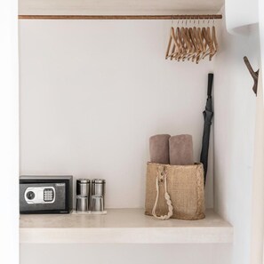 A shelf with a radio, thermos flasks, and a burlap bag with rolled towels. - Tierra del Mar (Isla Holbox)
