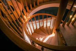 Eine hölzerne Wendeltreppe mit Blick ins Innere.