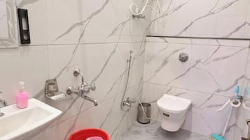 Ducha, artículos de tocador gratuitos, toallas