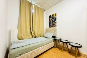 Iron/ironing board - Private Room Near Liesing Station (Wien)