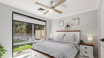 4 bedrooms, iron/ironing board, WiFi, bed sheets