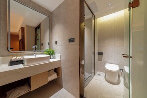 Deluxe-Doppelzimmer, Stadtblick | Badezimmer | Dusche, Haartrockner, Handtücher, Seife