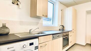 Apartemen Basic | Dapur pribadi | Lemari es kecil, oven, kompor, dan mesin pencuci piring