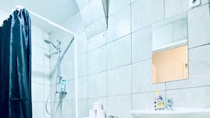 Basic Apartment | Bathroom - Liesing Station Cozy 3BR Apartment (Wien)