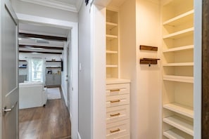 Ein Flur mit Schrank, einer Küchenzeile und einem Essbereich.