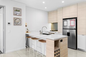 Private kitchen - Stunning Ocean View 2B2B Apt @ Surfers Paradise (Surfers Paradise)