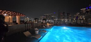 Pool - Cozy 1-bedroom apartment in Downtown Houston with AC and gym access (Houston)