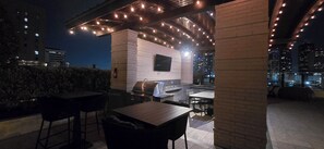 Outdoor dining - Cozy 1-bedroom apartment in Downtown Houston with AC and gym access (Houston)