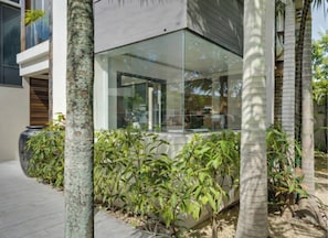 Rumah, 4 kamar tidur, kolam renang pribadi | Detail eksterior