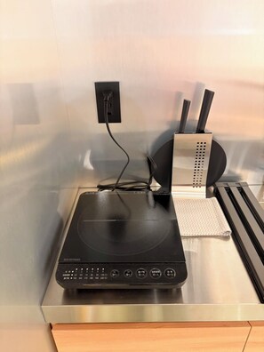 A router on a table with a power outlet and a coiled cable. - Walking distance from Skytree | Tea experience | 1 floor rental | 19 sq.m. | Max 4 people | Japanese modern (墨田区)