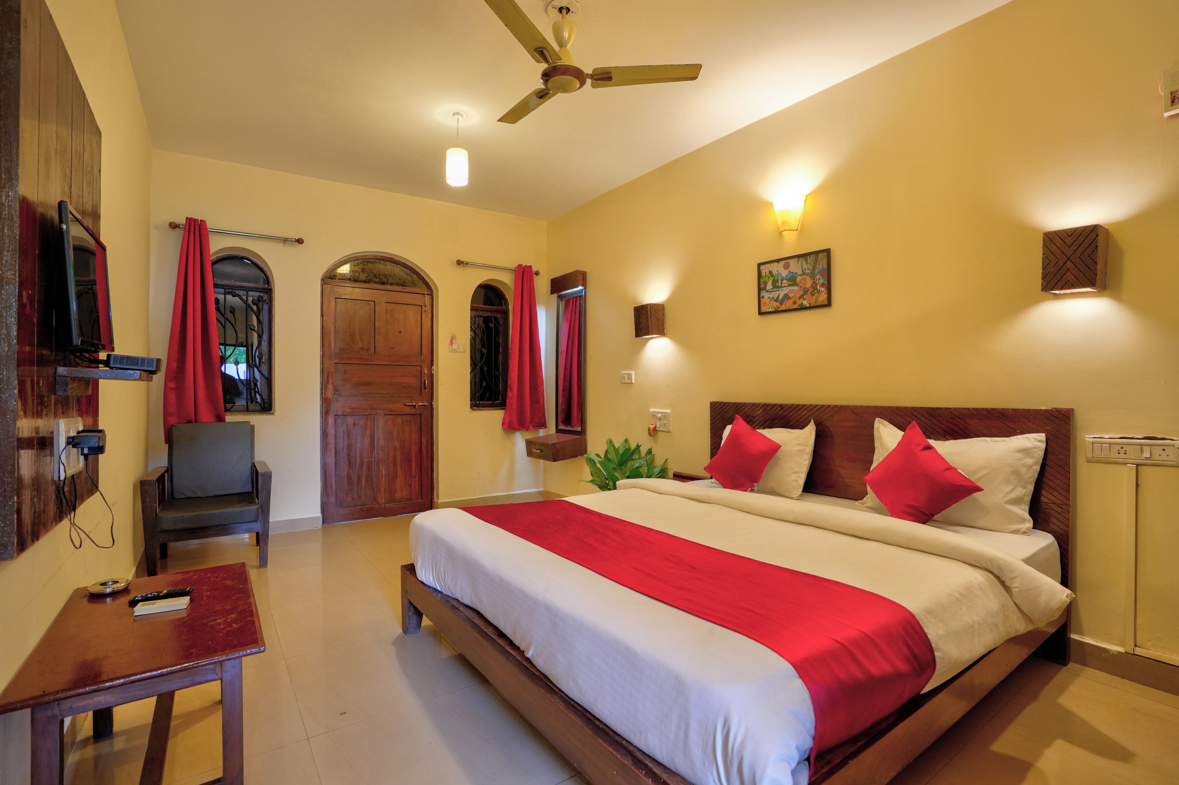 Classic Triple Room, Sea View | Desk