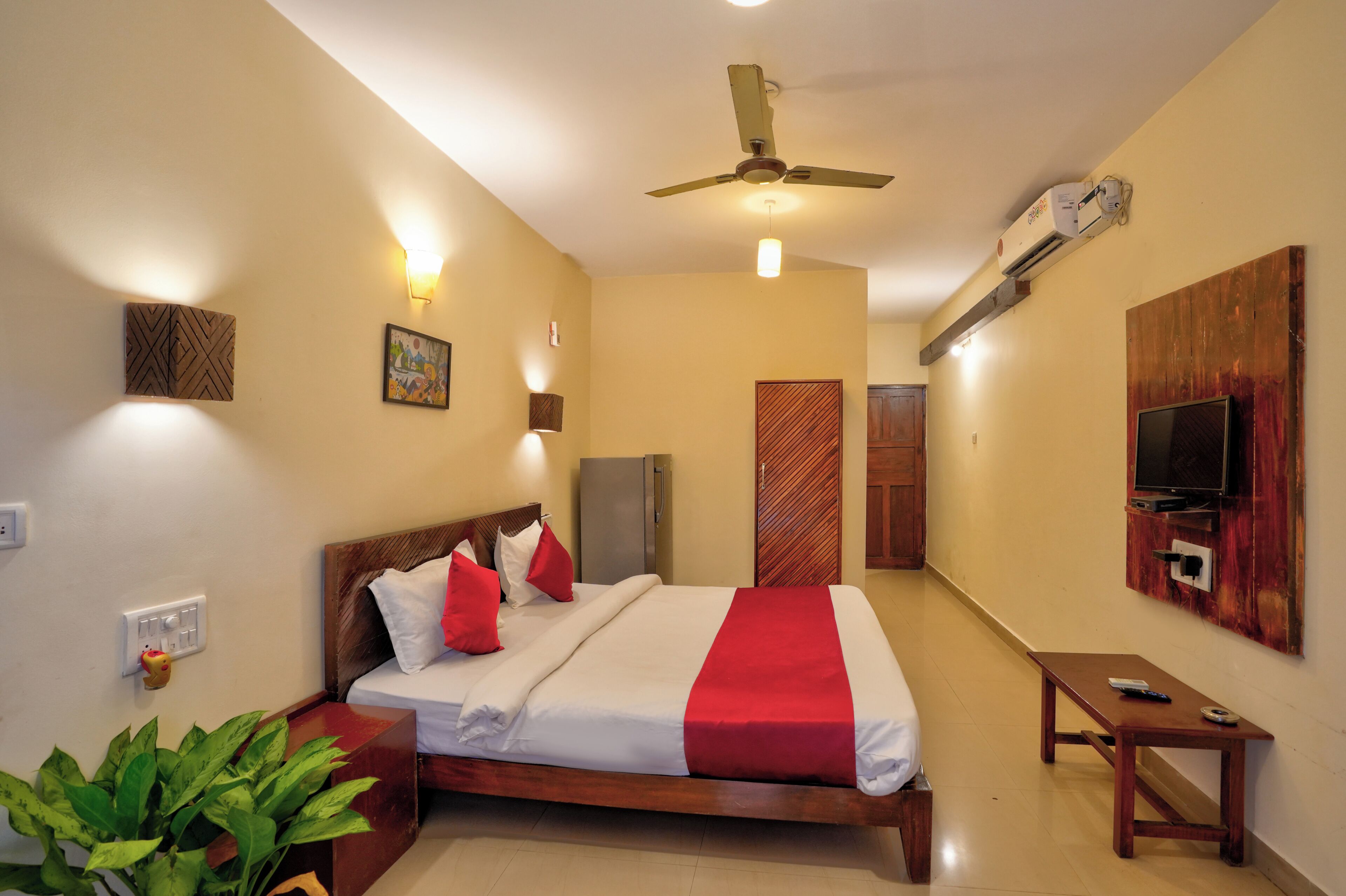 Classic Triple Room, Sea View | Desk