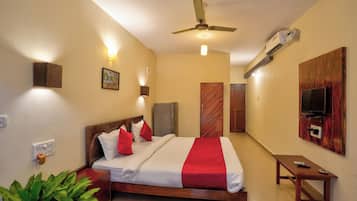 Classic Triple Room, Sea View | Desk
